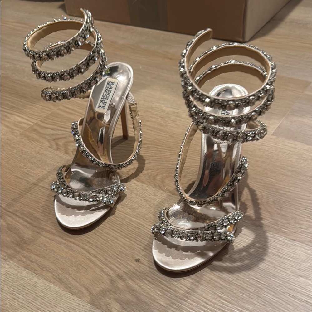 Badgley Mischka Glittering silver champagne 🍾 jeweled Spiral Heels